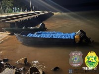 BPFRON e PF apreendem embarcação carregada com cigarros contrabandeados em São Miguel do Iguaçu BPFRON e PF apreendem embarcação carregada com cigarros contrabandeados em São Miguel do Iguaçu