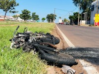 Motocicleta queimada em estado de abandono na marginal da BR-277 no Bairro Três Lagoas Motocicleta queimada em estado de abandono na marginal da BR-277 no Bairro Três Lagoas