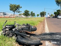 Motocicleta queimada em estado de abandono na marginal da BR-277 no Bairro Três Lagoas Motocicleta queimada em estado de abandono na marginal da BR-277 no Bairro Três Lagoas