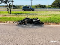 Motocicleta queimada em estado de abandono na marginal da BR-277 no Bairro Três Lagoas Motocicleta queimada em estado de abandono na marginal da BR-277 no Bairro Três Lagoas