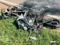 Motocicleta queimada em estado de abandono na marginal da BR-277 no Bairro Três Lagoas Motocicleta queimada em estado de abandono na marginal da BR-277 no Bairro Três Lagoas