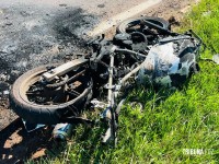 Motocicleta queimada em estado de abandono na marginal da BR-277 no Bairro Três Lagoas Motocicleta queimada em estado de abandono na marginal da BR-277 no Bairro Três Lagoas