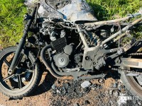 Motocicleta queimada em estado de abandono na marginal da BR-277 no Bairro Três Lagoas Motocicleta queimada em estado de abandono na marginal da BR-277 no Bairro Três Lagoas