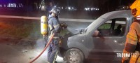 Bombeiros interveem em incêndio veicular na Av. das Cataratas Bombeiros interveem em incêndio veicular na Av. das Cataratas