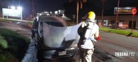 Bombeiros interveem em incêndio veicular na Av. das Cataratas Bombeiros interveem em incêndio veicular na Av. das Cataratas