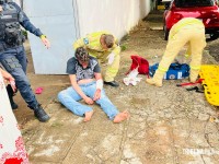 Mulher é esfaqueada pede socorro em casa de recuperação em Foz do Iguaçu Mulher é esfaqueada pede socorro em casa de recuperação em Foz do Iguaçu