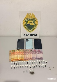 PM prende casal por tráfico de drogas no Jardim Panorama em Foz do Iguaçu PM prende casal por tráfico de drogas no Jardim Panorama em Foz do Iguaçu