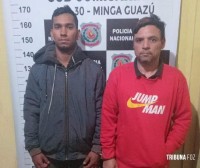 Dois homens são presos com simulacro de fuzil e mercadorias supostamente roubadas em assalto no Paraguai Dois homens são presos com simulacro de fuzil e mercadorias supostamente roubadas em assalto no Paraguai