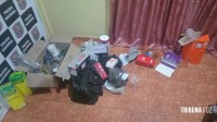 Dois homens são presos com simulacro de fuzil e mercadorias supostamente roubadas em assalto no Paraguai Dois homens são presos com simulacro de fuzil e mercadorias supostamente roubadas em assalto no Paraguai