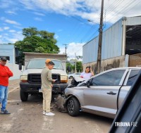 Veiculo colide contra caminhão no Jardim Ipê Veiculo colide contra caminhão no Jardim Ipê