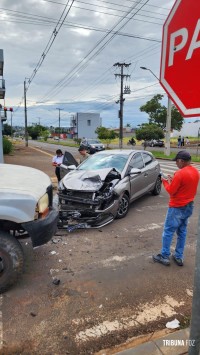 Veiculo colide contra caminhão no Jardim Ipê Veiculo colide contra caminhão no Jardim Ipê