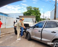 Veiculo colide contra caminhão no Jardim Ipê Veiculo colide contra caminhão no Jardim Ipê