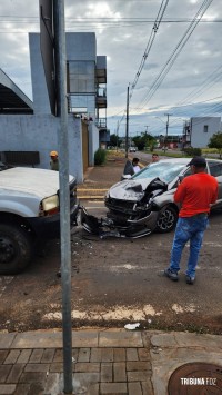 Veiculo colide contra caminhão no Jardim Ipê Veiculo colide contra caminhão no Jardim Ipê