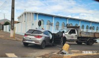 Veiculo colide contra caminhão no Jardim Ipê Veiculo colide contra caminhão no Jardim Ipê