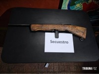 Homem é preso em posse de uma espingarda caseira calibre 12 na Argentina Homem é preso em posse de uma espingarda caseira calibre 12 na Argentina