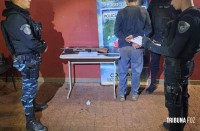 Homem é preso em posse de uma espingarda caseira calibre 12 na Argentina Homem é preso em posse de uma espingarda caseira calibre 12 na Argentina