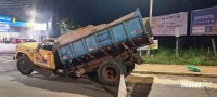 Caminhão caçamba fica danificado após má distribuição de carga na Av. República Argentina Caminhão caçamba fica danificado após má distribuição de carga na Av. República Argentina