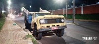 Caminhão caçamba fica danificado após má distribuição de carga na Av. República Argentina Caminhão caçamba fica danificado após má distribuição de carga na Av. República Argentina