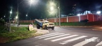 Caminhão caçamba fica danificado após má distribuição de carga na Av. República Argentina Caminhão caçamba fica danificado após má distribuição de carga na Av. República Argentina
