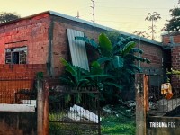 Vizinho queimava entulho e fogo atinge casa ao lado no Bairro Portal da Foz Vizinho queimava entulho e fogo atinge casa ao lado no Bairro Portal da Foz