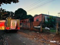 Vizinho queimava entulho e fogo atinge casa ao lado no Bairro Portal da Foz Vizinho queimava entulho e fogo atinge casa ao lado no Bairro Portal da Foz