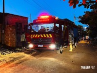Vizinho queimava entulho e fogo atinge casa ao lado no Bairro Portal da Foz Vizinho queimava entulho e fogo atinge casa ao lado no Bairro Portal da Foz