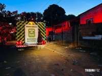 Vizinho queimava entulho e fogo atinge casa ao lado no Bairro Portal da Foz Vizinho queimava entulho e fogo atinge casa ao lado no Bairro Portal da Foz