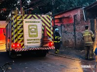 Vizinho queimava entulho e fogo atinge casa ao lado no Bairro Portal da Foz Vizinho queimava entulho e fogo atinge casa ao lado no Bairro Portal da Foz