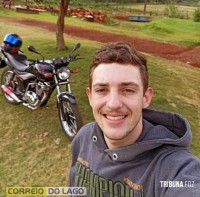 Jovem morre após perder controle de motocicleta e colidir contra árvore em Santa Helena Jovem morre após perder controle de motocicleta e colidir contra árvore em Santa Helena