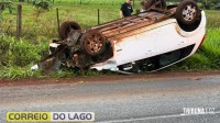 Veículo com mãe e filhos capota após motorista tentar evitar batida frontal em Santa Helena Veículo com mãe e filhos capota após motorista tentar evitar batida frontal em Santa Helena