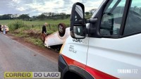 Veículo com mãe e filhos capota após motorista tentar evitar batida frontal em Santa Helena Veículo com mãe e filhos capota após motorista tentar evitar batida frontal em Santa Helena