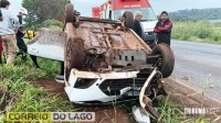 Veículo com mãe e filhos capota após motorista tentar evitar batida frontal em Santa Helena Veículo com mãe e filhos capota após motorista tentar evitar batida frontal em Santa Helena