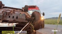 Veículo com mãe e filhos capota após motorista tentar evitar batida frontal em Santa Helena Veículo com mãe e filhos capota após motorista tentar evitar batida frontal em Santa Helena