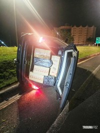 PF e PM apreendem veículo carregado com cigarros contrabandeados após perseguição e capotamento em Foz do Iguaçu PF e PM apreendem veículo carregado com cigarros contrabandeados após perseguição e capotamento em Foz do Iguaçu