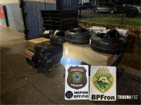 PF e PM localizam depósito clandestino com cigarros e pneus contrabandeados em Foz do Iguaçu PF e PM localizam depósito clandestino com cigarros e pneus contrabandeados em Foz do Iguaçu