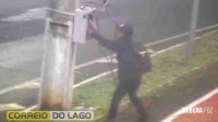 Homem é preso após ser flagrado retirando fios de poste de iluminação pública em Foz do Iguaçu Homem é preso após ser flagrado retirando fios de poste de iluminação pública em Foz do Iguaçu