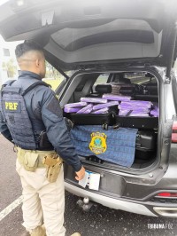 PRF apreende 87 quilos de maconha e prende casal na BR-277 em Santa Terezinha de Itaipu PRF apreende 87 quilos de maconha e prende casal na BR-277 em Santa Terezinha de Itaipu