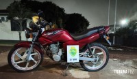Motocicleta é apreendida durante abordagem policial no centro de Medianeira Motocicleta é apreendida durante abordagem policial no centro de Medianeira