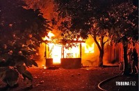 Discussão de casal termina em desastre: Menor queima colchão e destrói completamente a casa na Colonia San Lorenzo, no Paraguai Discussão de casal termina em desastre: Menor queima colchão e destrói completamente a casa na Colonia San Lorenzo, no Paraguai