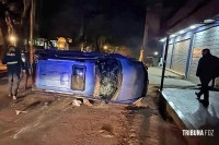 Motorista embriagado bate em dois carros estacionados e capota no centro de Ciudad Del Este Motorista embriagado bate em dois carros estacionados e capota no centro de Ciudad Del Este
