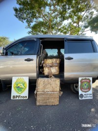 BPFRON e Polícia Federal apreendem 795,1 Kg de maconha no Jardim Jupira em Foz do Iguaçu BPFRON e Polícia Federal apreendem 795,1 Kg de maconha no Jardim Jupira em Foz do Iguaçu