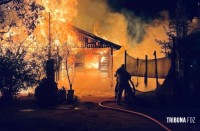 Incêndio destrói casa no bairro Altos Del Paraná em Puerto Iguazu, na Argentina Incêndio destrói casa no bairro Altos Del Paraná em Puerto Iguazu, na Argentina