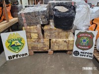 PF e PM apreendem 795 Kg de maconha em imóvel abandonado em Foz do Iguaçu PF e PM apreendem 795 Kg de maconha em imóvel abandonado em Foz do Iguaçu