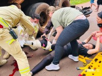 Mulher fica em estado gravíssimo após ter o pé esmagado por caminhão em acidente no Jardim Canadá Mulher fica em estado gravíssimo após ter o pé esmagado por caminhão em acidente no Jardim Canadá