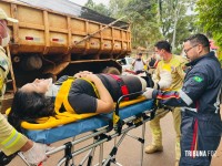 Mulher fica em estado gravíssimo após ter o pé esmagado por caminhão em acidente no Jardim Canadá Mulher fica em estado gravíssimo após ter o pé esmagado por caminhão em acidente no Jardim Canadá