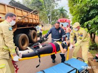 Mulher fica em estado gravíssimo após ter o pé esmagado por caminhão em acidente no Jardim Canadá Mulher fica em estado gravíssimo após ter o pé esmagado por caminhão em acidente no Jardim Canadá