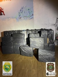 BPFRON e PF apreendem 2.850 pacotes de cigarros na localidade conhecida como Favela do Cemitério em Foz do Iguaçu BPFRON e PF apreendem 2.850 pacotes de cigarros na localidade conhecida como Favela do Cemitério em Foz do Iguaçu