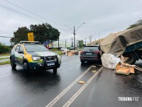 Carreta perde os freios e atinge veículos na subida da Tancredo Neves em Foz do Iguaçu Carreta perde os freios e atinge veículos na subida da Tancredo Neves em Foz do Iguaçu