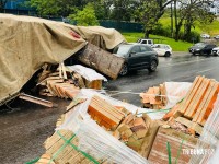 Carreta perde os freios e atinge veículos na subida da Tancredo Neves em Foz do Iguaçu Carreta perde os freios e atinge veículos na subida da Tancredo Neves em Foz do Iguaçu