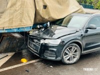 Carreta perde os freios e atinge veículos na subida da Tancredo Neves em Foz do Iguaçu Carreta perde os freios e atinge veículos na subida da Tancredo Neves em Foz do Iguaçu